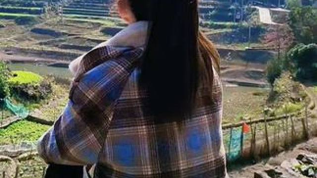 木房子，小瓦房，给你都花不出去的地方！听得最多的是山上的鸟叫叫，如果喊你来吃农家菜，锅巴饭，你愿意来