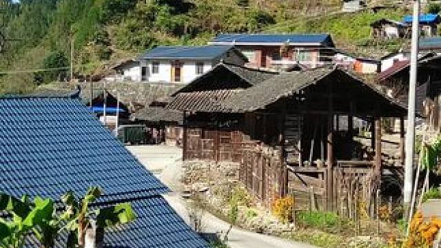 冬天来了，再过两个月安静的村庄就热闹起来了，家家户户炊烟升旗，张灯结彩，满桌的鸡鸭鱼肉好菜好饭，亲人