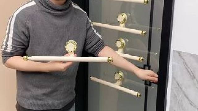 吸盘伸缩拖鞋架 不用打孔粘胶就能上墙固定的拖鞋架，可伸缩的设计，足够收纳全家人的拖鞋，不占地方，还能