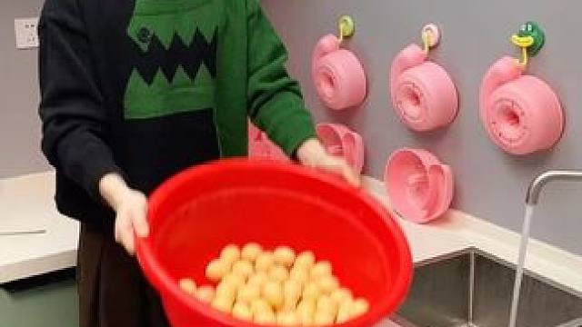 蜗牛自动清洗篮 蜗牛自动清洗篮，有了它，以后洗水果可就太方便了，自动洗干净还能自动沥水，