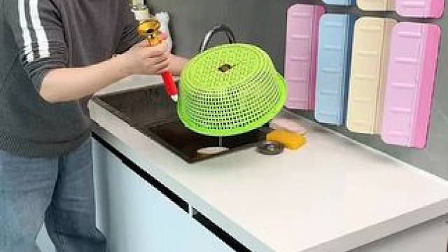 折叠挡水板置物架 在厨房洗碗池边放上这个吸盘挡水板，刷锅洗碗就不会弄得台面湿哒哒的，放在台面洗衣服也