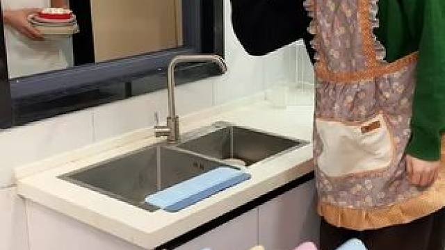 折叠挡水板置物架 在厨房洗碗池边放上这个吸盘挡水板，刷锅洗碗就不会弄得台面湿哒哒的，放在台面洗衣服也