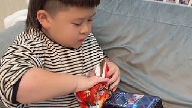 嗯 我儿子这番操作 既能看手机 还能腾出手来吃东西 都学废了吗
