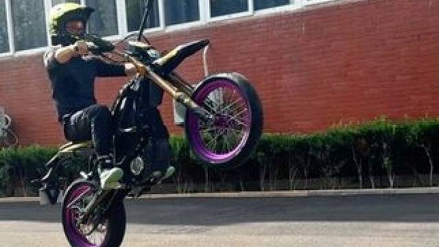 翘头神器不能乱玩-虬龙极峰 跟摩托车的防翘头逻辑是一样的，并不能一直顶着翘，还是得需要一点技术！不说