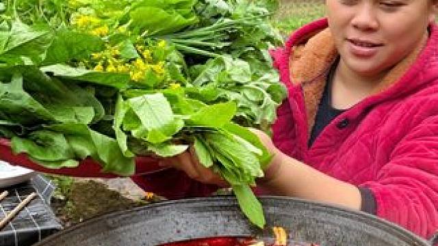 今天欧妹摘了很多新鲜蔬菜烫火锅吃