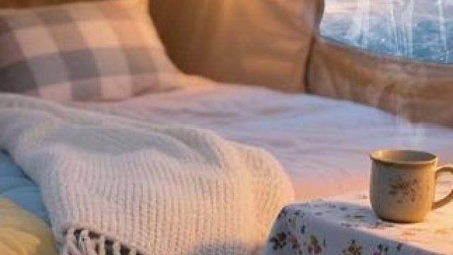 露营时遭遇暴风雪，躲在温暖帐篷，聆听着风雪入眠