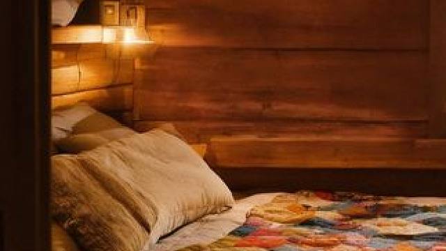 暴风雨来时，住在舒适坚固的深山小屋，聆听雨点砸在玻璃的声音