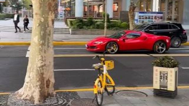 很久没来新天地了，刚来就就拍到兰博基尼和法拉利出来兜风了