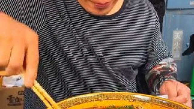 单手提两百斤？难怪吃两斤都嫌少！