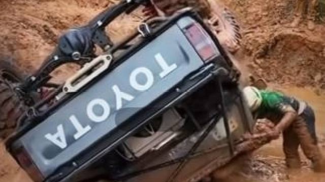 雨林赛 雨林赛翻车，车手靠绞盘自救成功