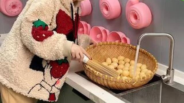 蜗牛自动清洗篮 蜗牛自动清洗篮，有了它，以后洗水果可就太方便了，自动洗干净还能自动沥水，