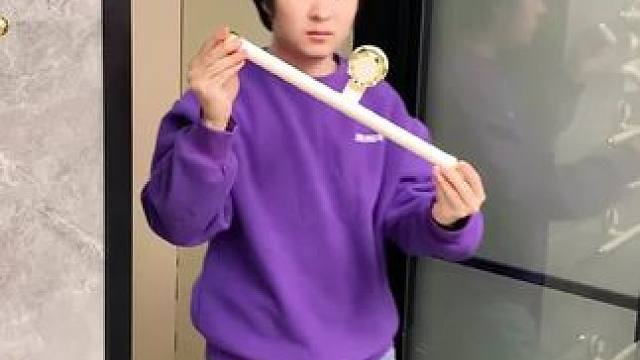 吸盘伸缩拖鞋架 不用打孔粘胶就能上墙固定的拖鞋架，可伸缩的设计，足够收纳全家人的拖鞋，不占地方，还能