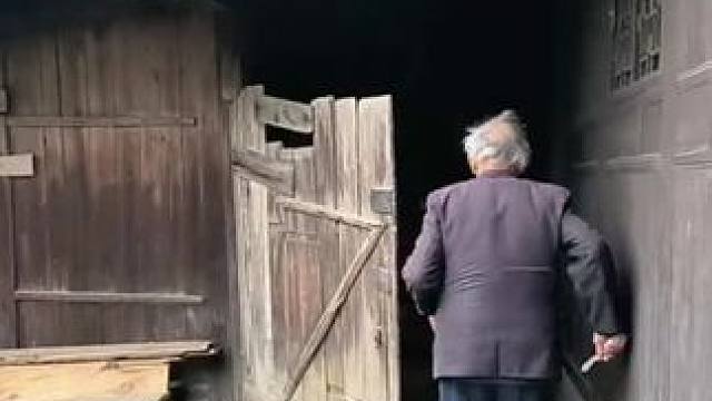 假如回到30年前，条件很苦，但父母还很年轻，你愿意吗？