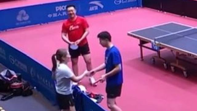 马龙刘诗雯又相遇了！两人握手寒暄了好久，兄妹两的感情太美好了！