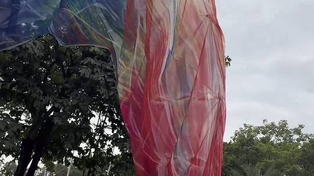 破浪穿云涌石鲸，波心遥见瑞光呈。