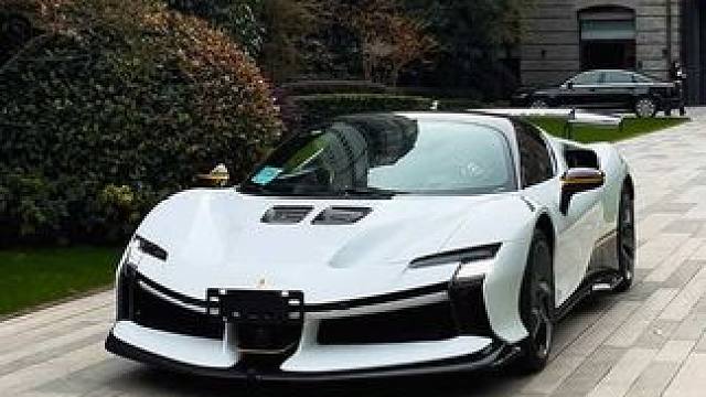 上海第一台上路的 据说价值上海一套顶级豪宅