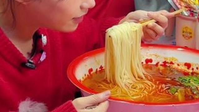 千万网红吴半饱轻松拿走50000元现金