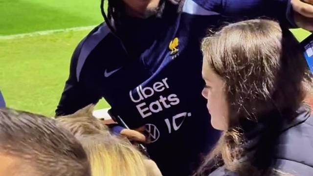 法国国家队和球迷签名合影，姆巴佩笑得真开心