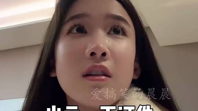 热恋情侣住酒店,随后遇帽子叔叔查房,不料女友的表现暴