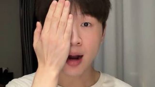 关灯侧躺玩手机眼睛就会像我这样斜：