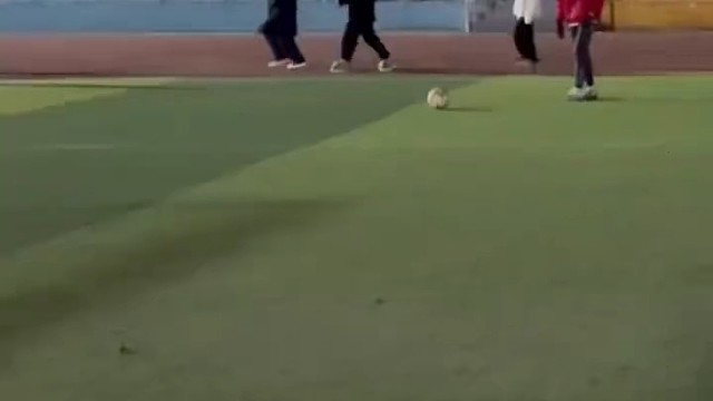 这位球员展现了一记标准的边路内切突破，随后以他那极具辨识度的招牌庆祝动作点燃全场热情