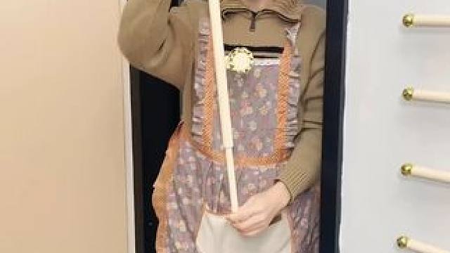 吸盘伸缩拖鞋架 不用打孔粘胶就能上墙固定的拖鞋架，可伸缩的设计，足够收纳全家人的拖鞋，不占地方，还能