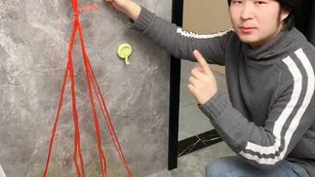 吸盘伸缩拖鞋架 不用打孔粘胶就能上墙固定的拖鞋架，可伸缩的设计，足够收纳全家人的拖鞋，不占地方，还能