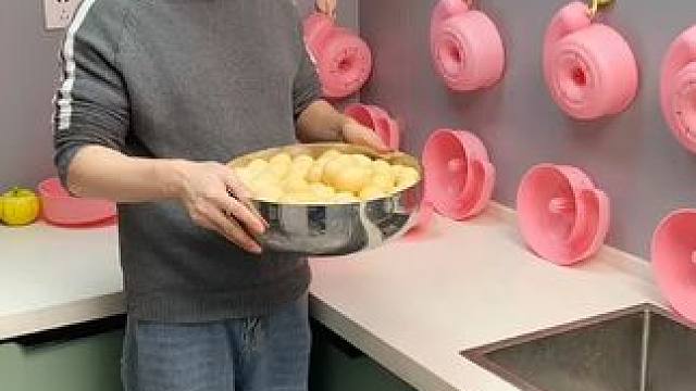 蜗牛自动清洗篮 蜗牛自动清洗篮，有了它，以后洗水果可就太方便了，自动洗干净还能自动沥水，