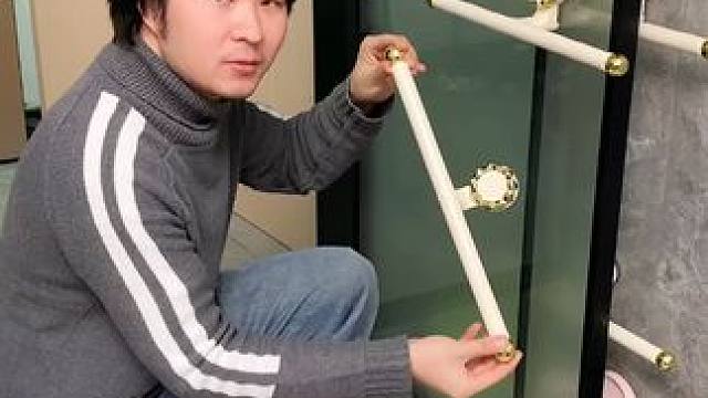 吸盘伸缩拖鞋架 不用打孔粘胶就能上墙固定的拖鞋架，可伸缩的设计，足够收纳全家人的拖鞋，不占地方，还能