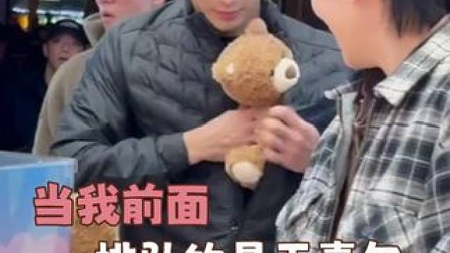 你跟我说排队的时候会随机冒出一个王嘉尔陪我吗，现在就冲！