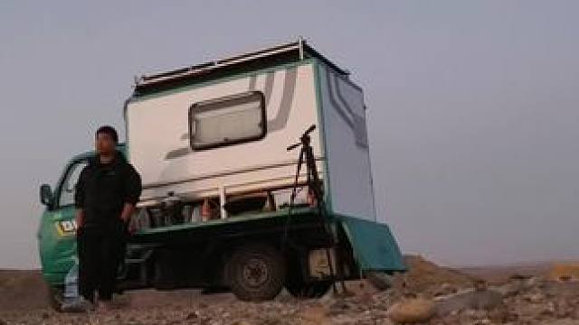 新疆鬼斧神工般的景色太壮观了，天气越来越冷晚上在戈壁滩露营做道超级下饭菜吃过瘾