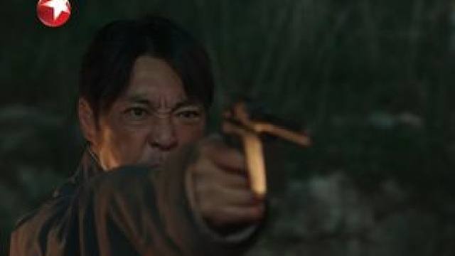文典带着小队来了很快缴了宁可金等人的枪械，粮食被运走，费文典组织众人在宁家门口放粮给灾民。宁学祥看着