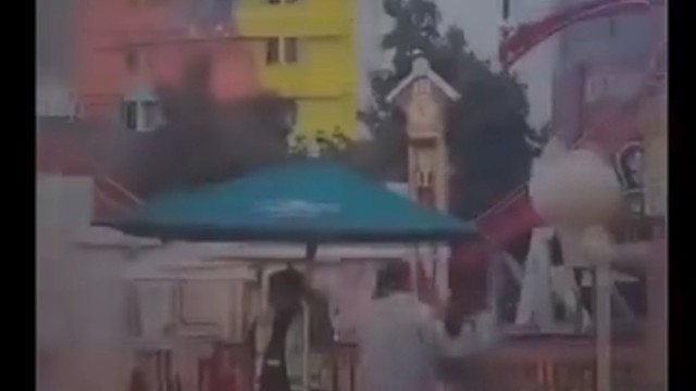 最后那家伙把伞拿走我笑了[龇牙]