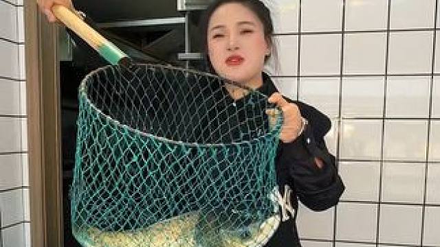 前男友给了100万在西站沃华广场开了这家麻了个鱼火锅店 #