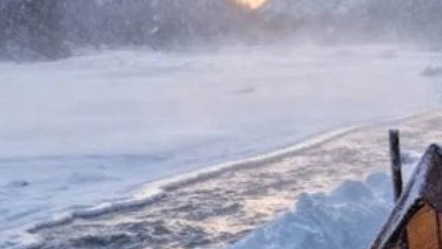 河边搭建帐篷露营 烹饪 过夜