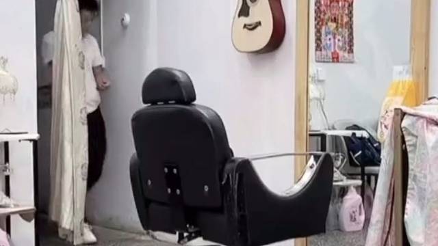 这汗出的头发都湿透了。