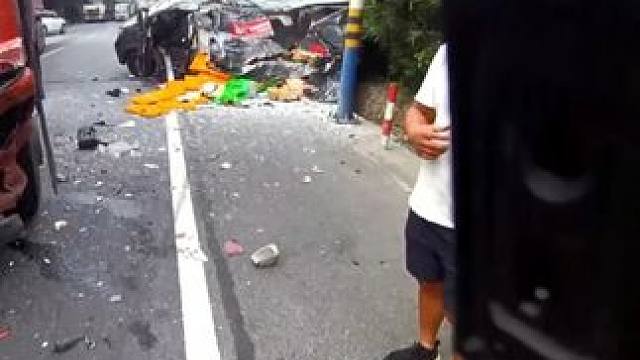 疲劳驾驶撞上大货车 车撞报废！‍ 为了自己和他人的安全，请遵守交通规则，规范行车！