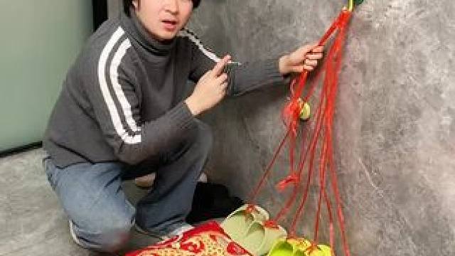 吸盘伸缩拖鞋架 不用打孔粘胶就能上墙固定的拖鞋架，可伸缩的设计，足够收纳全家人的拖鞋，不占地方，还能