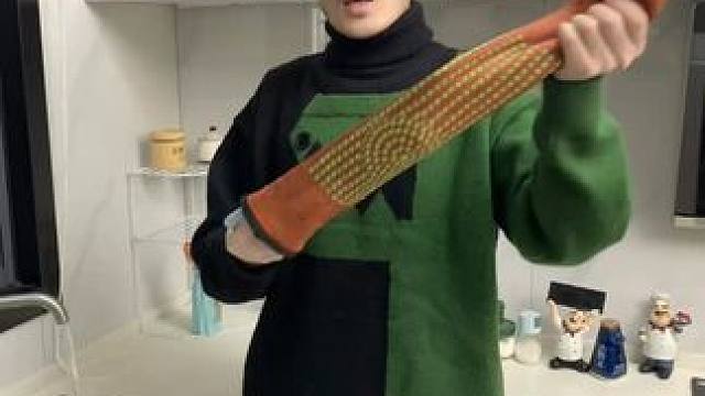 折叠挡水板置物架 在厨房洗碗池边放上这个吸盘挡水板，刷锅洗碗就不会弄得台面湿哒哒的，放在台面洗衣服也