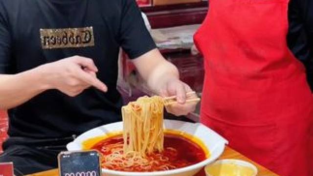 村长要3口吃完10碗螺蛳粉