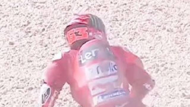 价值连城的赛车服保护着他们的low side and high side #