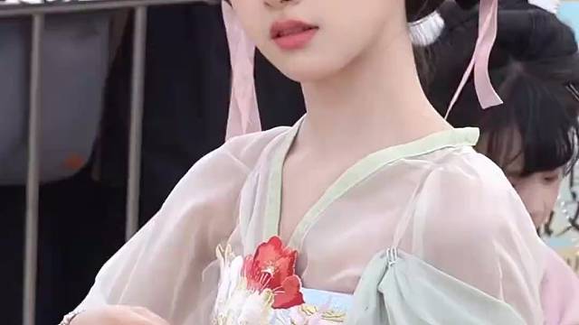 女孩身穿汉服参加活动，含羞低头一笑好像看到了故人