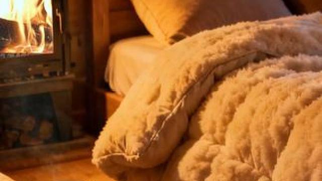 住在温暖山区小木屋，放松下来进入梦乡吧