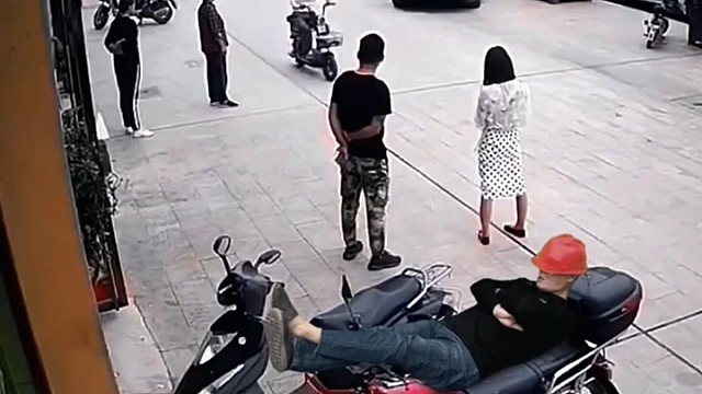 睡觉大哥没想到躺着也能中枪[捂脸]