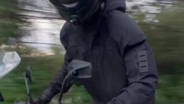 看衣服的帽子有没有拉扯感就行