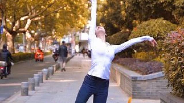 深秋 有人陪你一起踩树叶吗