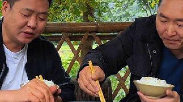 天气冷就适合肥肉炖萝卜白菜，看着都流口水！