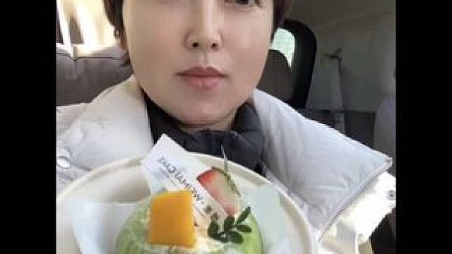 如果幸福是一口绿宝石冷翠酸奶，这玩意太好吃了，水灵灵的。 #