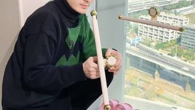 吸盘伸缩拖鞋架 不用打孔粘胶就能上墙固定的拖鞋架，可伸缩的设计，足够收纳全家人的拖鞋，不占地方，还能