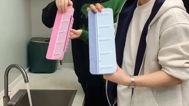 折叠挡水板置物架 在厨房洗碗池边放上这个吸盘挡水板，刷锅洗碗就不会弄得台面湿哒哒的，放在台面洗衣服也